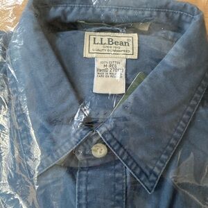LL Bean men’s size medium long sleeve button down shirt in blue